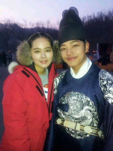 28日午後、ヨ・ジングが自身のブログに「成人ヨンウ＆フォン」というタイトルで1 枚の写真を投稿した。写真＝ヨ・ジングのブログ