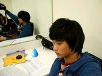 最近、韓国のオンライン掲示板に「だれかが撮ったようなキム・スヒョンの横顔。だけど意外な手掛かりが鏡の中に」というコメントとともに一枚の写真が公開された。