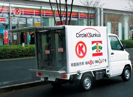 移動販売車「WAKU WAKU号」（画像：サークルKサンクス）