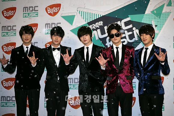 韓国MBCミュージックフェスティバルに出演した超新星（1）（2）