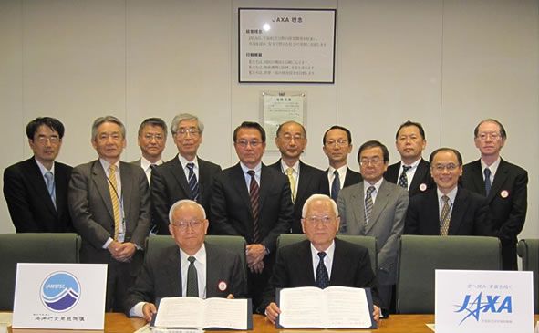 締結式の様子、JAMSTEC 加藤康宏理事長（中央左）とJAXA 立川敬二理事長（中央右）（写真：JAXA）