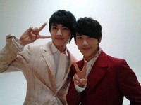 ドラマ『太陽を抱く月』で陽明（ヤン・ミョン）の青年期を好演した俳優イ・ミンホが6日午後、自身のツイッターに「ドラマ撮影中にシワン兄さんと」というコメント共に写真を公開した。写真=イ・ミンホのツイッター