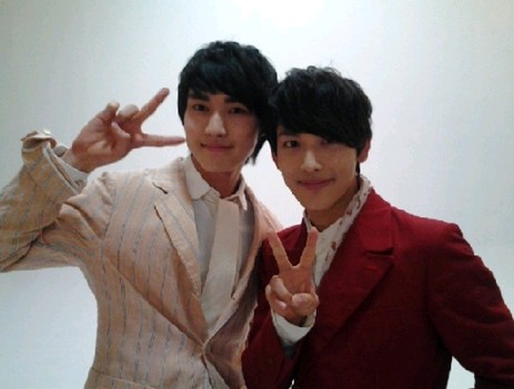 ドラマ『太陽を抱く月』で陽明（ヤン・ミョン）の青年期を好演した俳優イ・ミンホが6日午後、自身のツイッターに「ドラマ撮影中にシワン兄さんと」というコメント共に写真を公開した。写真=イ・ミンホのツイッター