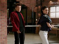 7日放送された韓国KBS月火ドラマ『ドリームハイ2』の第4話では、素敵なカップルダンスを披露するダンス担当教師ジス（AFTERSCHOOLカヒ）とジンマン（パク・チニョン）の姿が描かれ、注目を浴びた。