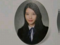 女性歌手IU（アイユ）が卒業写真アルバムに載せた短いコメントがネット上で注目されている。写真=オンラインコミュニティ