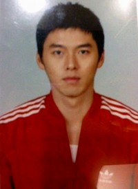 俳優ヒョンビンの証明写真が話題となっている。写真=オンラインコミュニティー