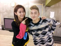 ガールズグループAFTERSCHOOLのユイが、新人ボーイズグループNU'ESTのメンバー、ベクホの芸名をつけたとして話題となっている。
