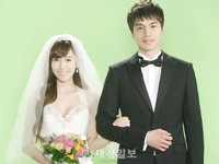 少女時代のジェシカと俳優イ・ドンウクの結婚式の写真に視線が集まっている。