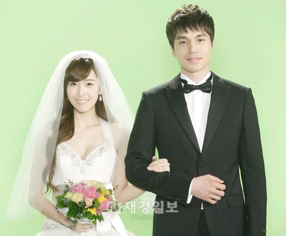 少女時代のジェシカと俳優イ・ドンウクの結婚式の写真に視線が集まっている。