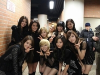 元アナウンサーのソン・ミナが、少女時代とのグループ写真で少女時代に引けを取らない美貌を披露した。写真＝ソン・ミナのツイッターより