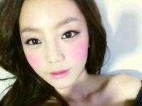 KARAのク・ハラがベッドに横になったセルフショットを公開した。写真＝ハラのツイッターより