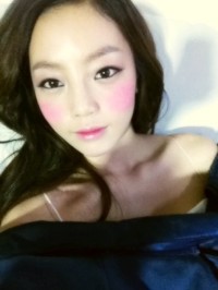 KARAのク・ハラがベッドに横になったセルフショットを公開した。写真=ハラのツイッターより KARAのク・ハラがベッドに横になったセルフショットを公開した。写真=ハラのツイッターより