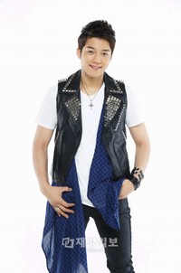 ミュージカル界のスター、キム・ジヌが、tvNの新・水木ドラマでロッカーに変身する。
