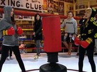 JTBC『少女時代と危険な少年たち』でサニーとユナが、リング上で乱闘劇を繰り広げた。