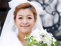 毎週土日、夜6時50分に放送中のTV朝鮮週末ドラマ『コ・ボンシルおばさんを救え』で、爽やかで溌剌とした魅力を発散しているf(x)のルナが、ウェディングドレス姿を公開した。