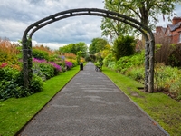 効果的なタイムマネジメント（時間管理）と生産性の向上は、正しい優先順位付けをすることにかかっています。適切な短期的・長期的な目標を心に留めておけば、自分が目指しているところにおのずと進んでいくことになります。