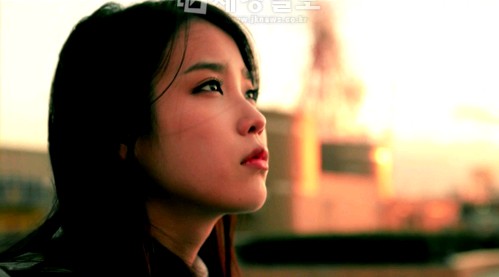 歌手IU（アイユ）の日本でのショーケースの実況が収められたスペシャル映像が公開された。
