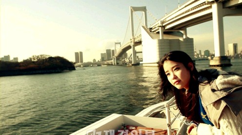 歌手IU（アイユ）の日本でのショーケースの実況が収められたスペシャル映像が公開された。
