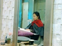 BoA（ボア）がヘアサロンで読書する姿がキャッチされ注目を集めている。写真=オンラインコミュニティ