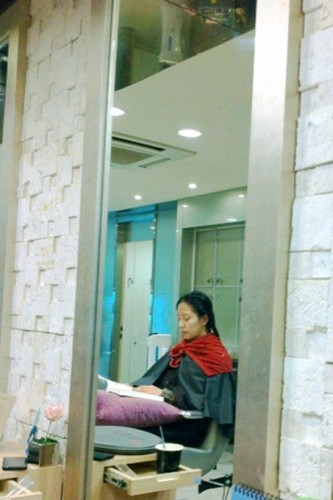 BoA（ボア）がヘアサロンで読書する姿がキャッチされ注目を集めている。写真=オンラインコミュニティ