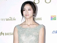 タン・ウェイは11日に中国北京で行われた映画『晩秋』の記者会見で、「ヒョンビンは普段からすごく恰好つけているところがあります。彼のそんな表面的な殻を破ってあげたかった」とコメントし、皆を驚かせた。