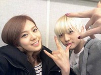 AFTERSCHOOL（アフタースクール）のリッジが、同じ所属事務所の後輩男性グループNU'EST（ニューイースト）のレンと遊び心いっぱいの写真を公開し、注目を集めている。
