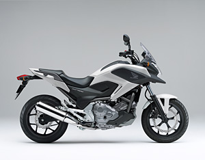 NC700X（パールサンビームホワイト）（画像：ホンダ）