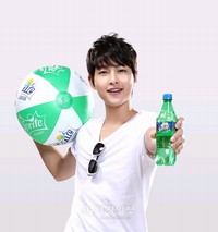 コカ・コーラ(www.cocacola.co.kr)は、爽やかな笑顔が魅力的な俳優のソン・ジュンギを、スプライトの広告モデルとして抜擢したと発表した。 コカ・コーラ(www.cocacola.co.kr)は、爽やかな笑顔が魅力的な俳優のソン・ジュンギを、スプライトの広告モデルとして抜擢したと発表した。