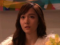 韓国KBS2水木ドラマ『乱暴なロマンス』第13話では、ジョンヒ（ジェシカ）の愛の告白をムヨル（イ・ドンウク）が断り、ついに三角関係の行方に変化が現れた。
