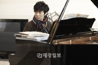 24日放送のMBCミュージック『その女作詞、その男作曲』に、実力派シンガーソングライターのユン・ゴンが電撃出演する。 24日放送のMBCミュージック『その女作詞、その男作曲』に、実力派シンガーソングライターのユン・ゴンが電撃出演する。