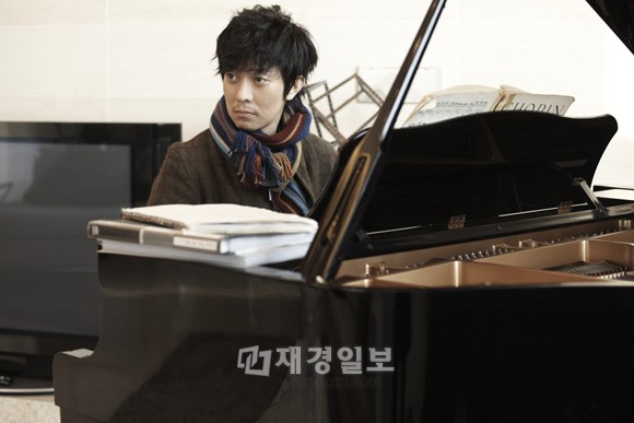 24日放送のMBCミュージック『その女作詞、その男作曲』に、実力派シンガーソングライターのユン・ゴンが電撃出演する。