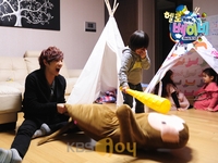 MBLAQの末っ子ミルが、イ・ジュンに不意打ちチューを敢行した。