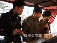 国内外を飛び回り多忙な日々を送っているガールズグループ「T-ARA」（ティアラ）が、SBS　E!『T-ARAのイケメンたち（企画：ホ・ユンム、PD：キム・ヨンギュ）』で、彼女らが選んだイケメン屋台の運営陣であるイケメンたちに不意打ちを受けた。