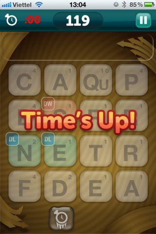 「Scramble With Friends Free」は16個のアルファベットの中で、近くの文字をつなぎ合わせて言葉を作る、新感覚パズルゲームです。