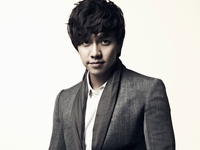 「卒業式で賞を独り占めしてそうなスターは？」というアンケートでイ・スンギが第1位に選ばれた。