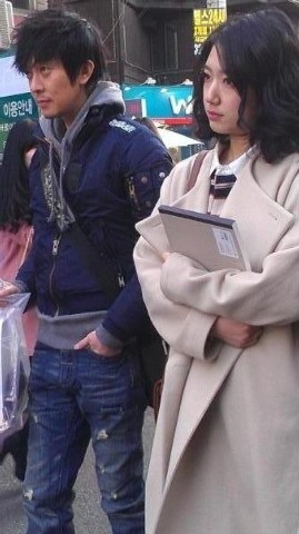 24日に放送されるMBCミュージック『その女作詞、その男作曲』で共演することが決まったパク・シネとユン・ゴンがケンカをしているような写真がアップされ話題だ。