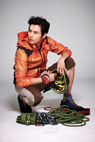 “彫刻のような美男子”俳優ウォンビンの男性美あふれるグラビアが公開された。