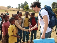 国際救護開発機構 「ワールドビジョン」は15日、EBSとともに “グローバルプロジェクト・分かち合い”を開始すると発表した。同プロジェクトで2PMのジュノがエチオピアの子供たちを訪ねた。