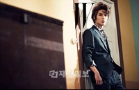 SM所属スターたちのグラビア撮影が先月YouTube(ユーチューブ)でライブ中継され、ファンの関心を集めた。この日、生中継された模様が「W KOREA」3月号で公開され、ファッションピープルの間で再び話題となっている。写真=SHINeeのテミン W Korea SM所属スターたちのグラビア撮影が先月YouTube(ユーチューブ)でライブ中継され、ファンの関心を集めた。この日、生中継された模様が「W KOREA」3月号で公開され、ファッションピープルの間で再び話題となっている。写真=SHINeeのテミン W Korea