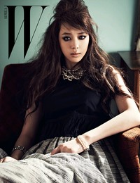 SM所属スターたちのグラビア撮影が先月YouTube(ユーチューブ)でライブ中継され、ファンの関心を集めた。この日、生中継された模様が「W KOREA」3月号で公開され、ファッションピープルの間で再び話題となっている。写真=f(x)のソルリ W Korea SM所属スターたちのグラビア撮影が先月YouTube(ユーチューブ)でライブ中継され、ファンの関心を集めた。この日、生中継された模様が「W KOREA」3月号で公開され、ファッションピープルの間で再び話題となっている。写真=f(x)のソルリ W Korea