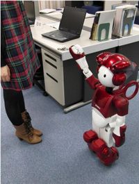 人間共生ロボット「EMIEW2」（写真：日立製作所）