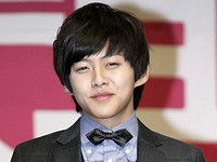 韓国男性グループ「Block B」(ブロックビー)のタイでのインタビューが非難を受け、これに関する公式謝罪が発表された中、韓国男性グループ「U-KISS」(ユーキス)ドンホがこの件でBlock Bを非難する発言をし、注目を集めている。