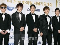 21日放送の『乗勝長駆・100回特集！MCスペシャル！第3弾』にゲスト出演したBEASTは、「どのメンバーがソロ活動を行っても、収入は6分の1に分ける」といい注目を集めた。
