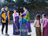 韓国MBC水木ミニシリーズ『太陽を抱いた月』で胸痛む純愛を見せているヤンミョン（チョン・イル演）と、彼が恋心を寄せるヒロイン、ヨヌ（ハン・ガイン演）の、とっておきの仲睦まじいひと時が公開された。写真=ファンタジオ	