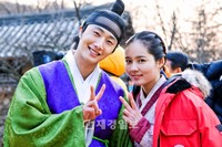 韓国MBC水木ミニシリーズ『太陽を抱いた月』で胸痛む純愛を見せているヤンミョン(チョン・イル演)と、彼が恋心を寄せるヒロイン、ヨヌ(ハン・ガイン演)の、とっておきの仲睦まじいひと時が公開された。写真=ファンタジオ 韓国MBC水木ミニシリーズ『太陽を抱いた月』で胸痛む純愛を見せているヤンミョン(チョン・イル演)と、彼が恋心を寄せるヒロイン、ヨヌ(ハン・ガイン演)の、とっておきの仲睦まじいひと時が公開された。写真=ファンタジオ