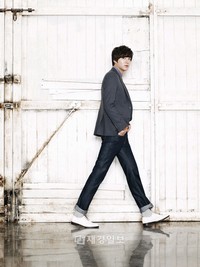 足早にどこかへと向かっているようなイ・ミンホのカットが公開された。このカットはファッションブランド「S+ by trugen」の2012年春夏物紙面広告用写真。イ・ミンホのスラッとしたスタイルと爽やかな雰囲気が印象的だ。 足早にどこかへと向かっているようなイ・ミンホのカットが公開された。このカットはファッションブランド「S+ by trugen」の2012年春夏物紙面広告用写真。イ・ミンホのスラッとしたスタイルと爽やかな雰囲気が印象的だ。