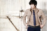 足早にどこかへと向かっているようなイ・ミンホのカットが公開された。 足早にどこかへと向かっているようなイ・ミンホのカットが公開された。