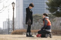 イ・ドンウクとイ・シヨンがロマンチックなキスを交わし話題を集めている。