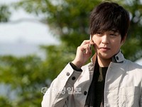 ドラマ『輝ける彼女』のパク・グァンヒョンとSS501キム・ヒョンジュン（マンネ）の対決がドラマの外でも繰り広げられ、注目されている。