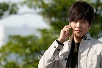 ドラマ『輝ける彼女』のパク・グァンヒョンとSS501キム・ヒョンジュン（マンネ）の対決がドラマの外でも繰り広げられ、注目されている。